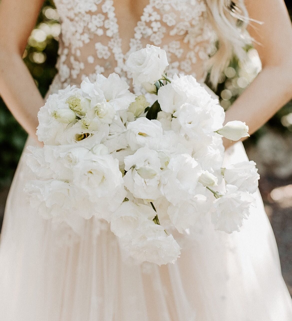 A single ingredient bouquet, yes, please! Lisianthus is Elsa&rsquo;s favorite flower to work with. You can find a variety in almost all of our designs.
Photography: @allisonharp 
Gown: @idina.bride @lizmartinezbridal 
Venue: @dunn.gardens 
Hair and m