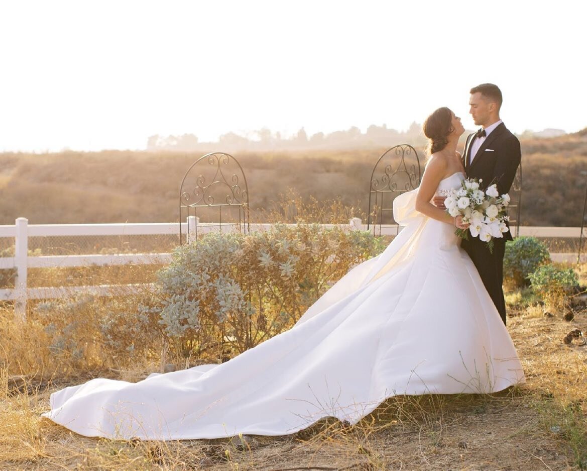 B+T 🥰 Tip: Select a venue with a beautiful backdrop and decor can be minimal.

Planning, design, and florals: @julietandlou 
Photography: @azizstudios 
Hair and makeup: @leannamarieartistry 
Gown: @idina.bride @pronovias 
Tux: @theblacktux