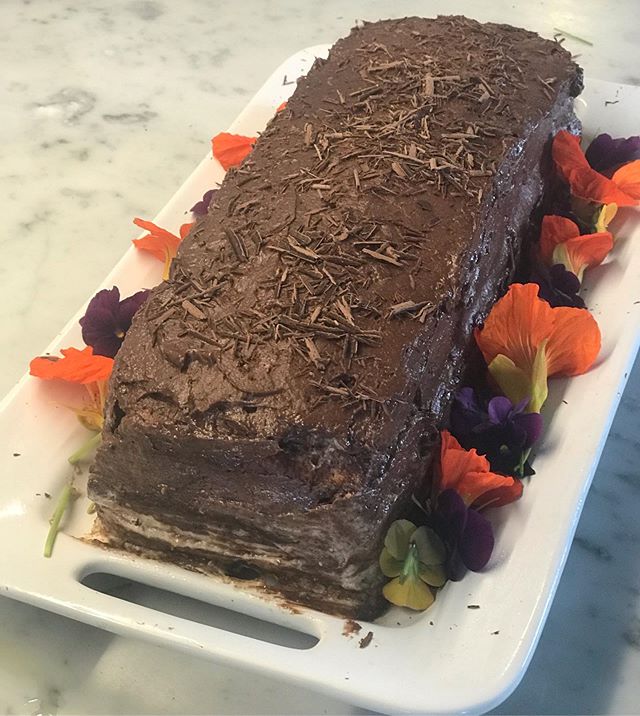 Luke Young’s marjolaine birthday cake. Layers of almond meringue, whipped cream and ganache. Nasturtium from the garden.
#marjolaine #nasturtium