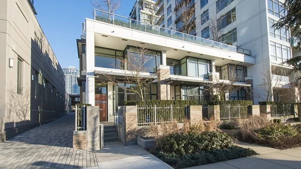 SOLD - 1328 Chesterfield Ave - North Vancouver