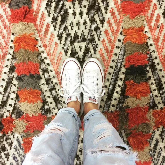 Who's most ready for Friday? This rug or my pants? 🎉
#fridayvibes #rug #kilim #converse #denim #interiordesign #manupinteriors #friday #clientlove #potterybarn #venicebeach