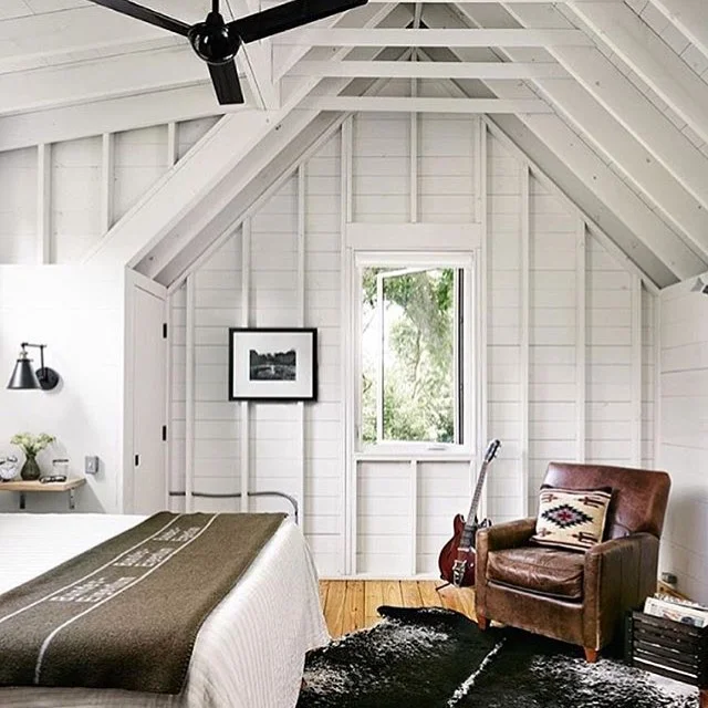 Rainy day weekend vibes. #cozy #allwhite #cabin #getaway #rainyday #vintage #vaultedceiling #interiordesign #neturals #manupinteriors regram via @stagprovisions