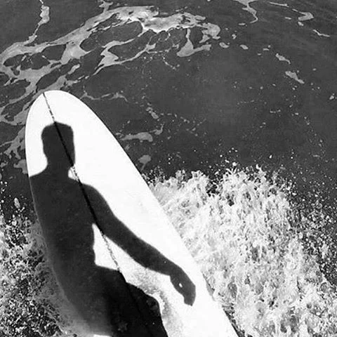 Weekend waves. ✌🏼️
#weekend #surfsup #blackandwhite #waves #surfstyle #inspiration #getoutside #venice #venicebeach via @desillusion_days