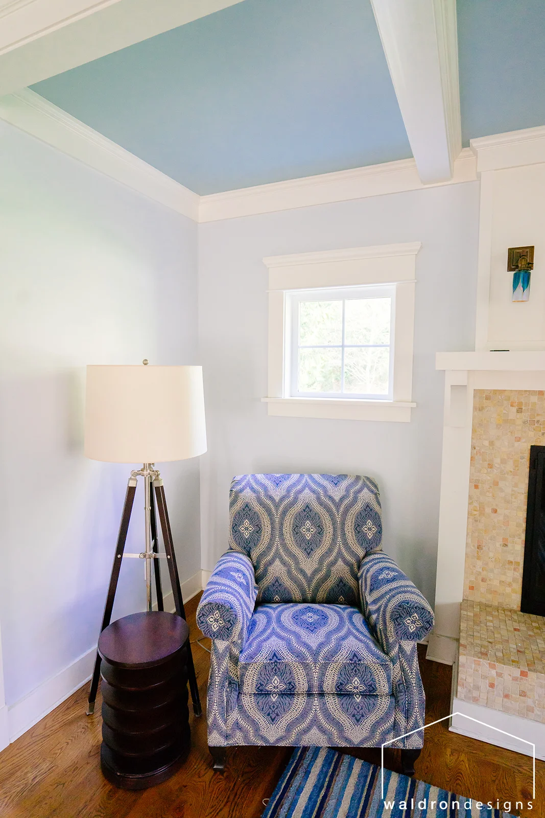 The orange hues in the fireplace stone balance the choice of the orange in the entry