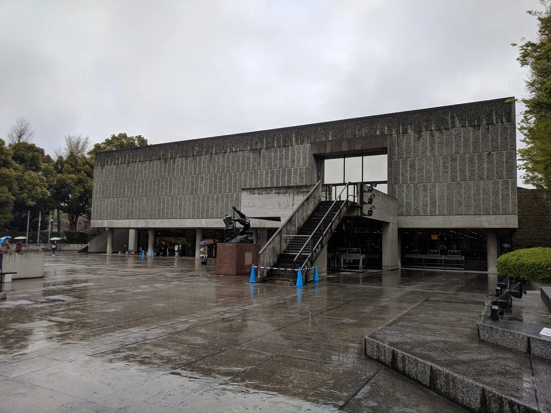 This was one of the two days of really cruddy weather. Weather aside, the building was still beautiful.