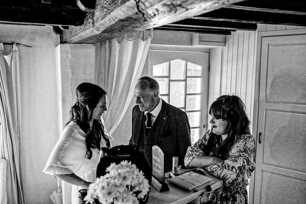 best-shushtoke-barn-wedding-photographer-00011.jpg