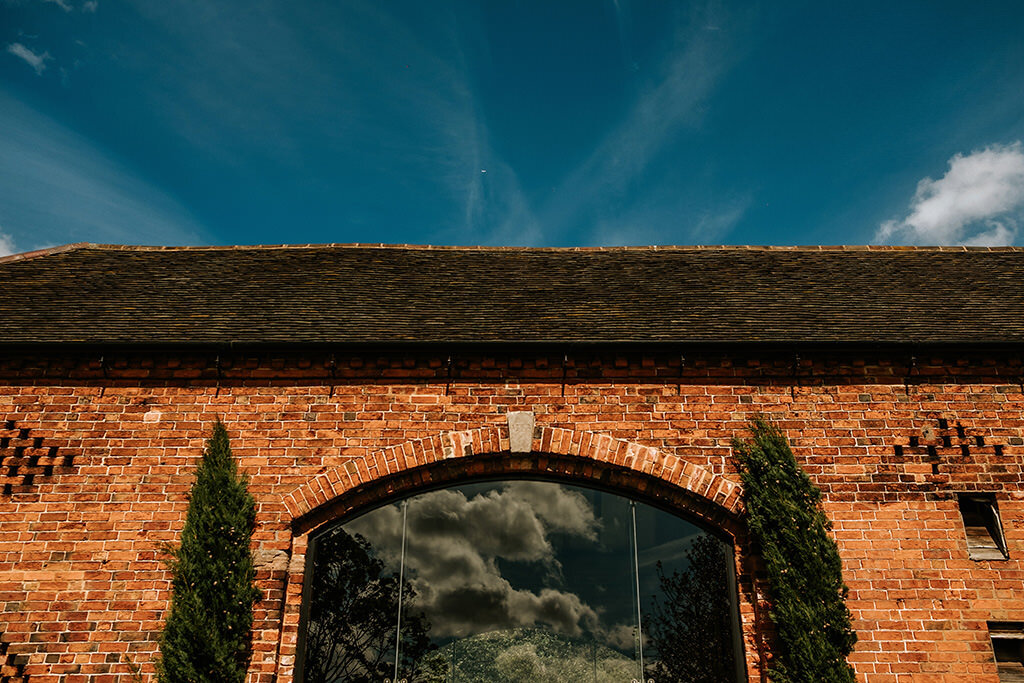 best-shushtoke-barn-wedding-photographer-00174.jpg