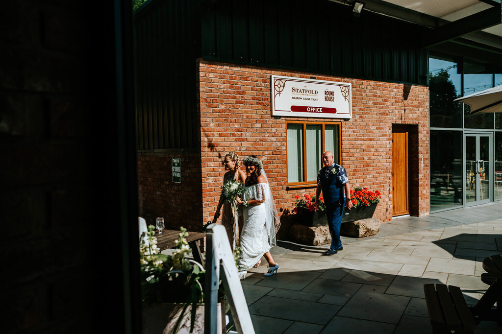 statfold-barn-railway-wedding-photographer-00127.jpg