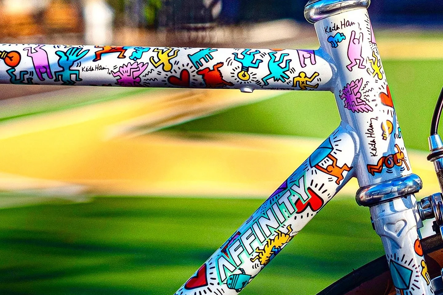Affinity x Keith Haring colorful single speed/fixed gear frame set. Inspired by pop art icon Keith Haring. 

Vibrant graphics, track geometry, available in 5 sizes for riders small and tall. Art in motion!

Comes with rip stop XL tote bag with all ov