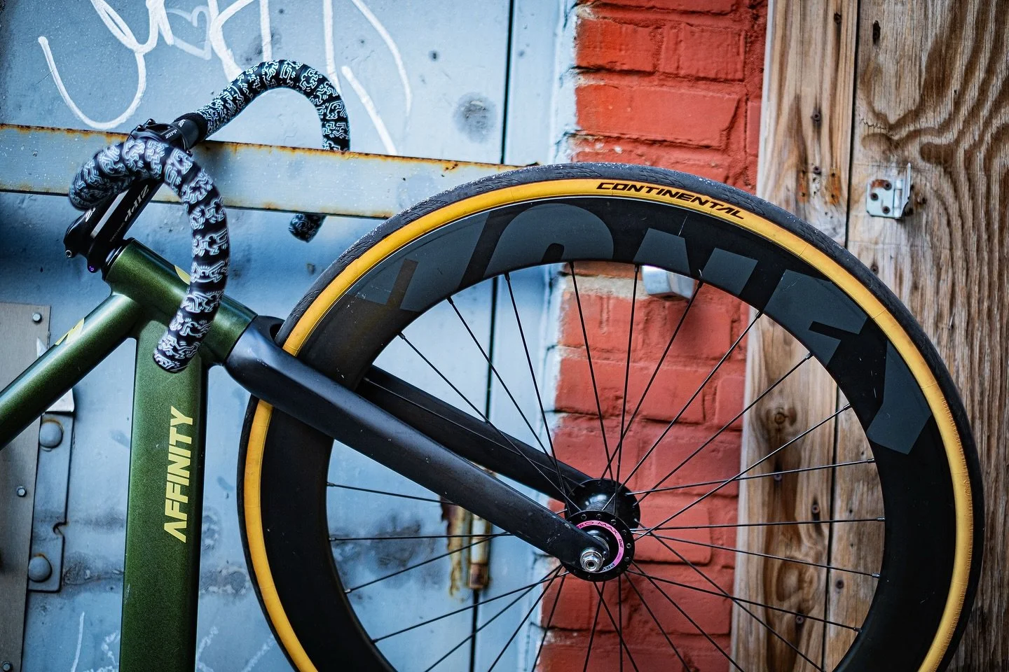 Hang on a sec. 

#bikelife #affinitycycles @langola @honeywheel.co @tuned.by #wherebrooklynat #bkallday #trackbike #whatsyouraffinity #friyay