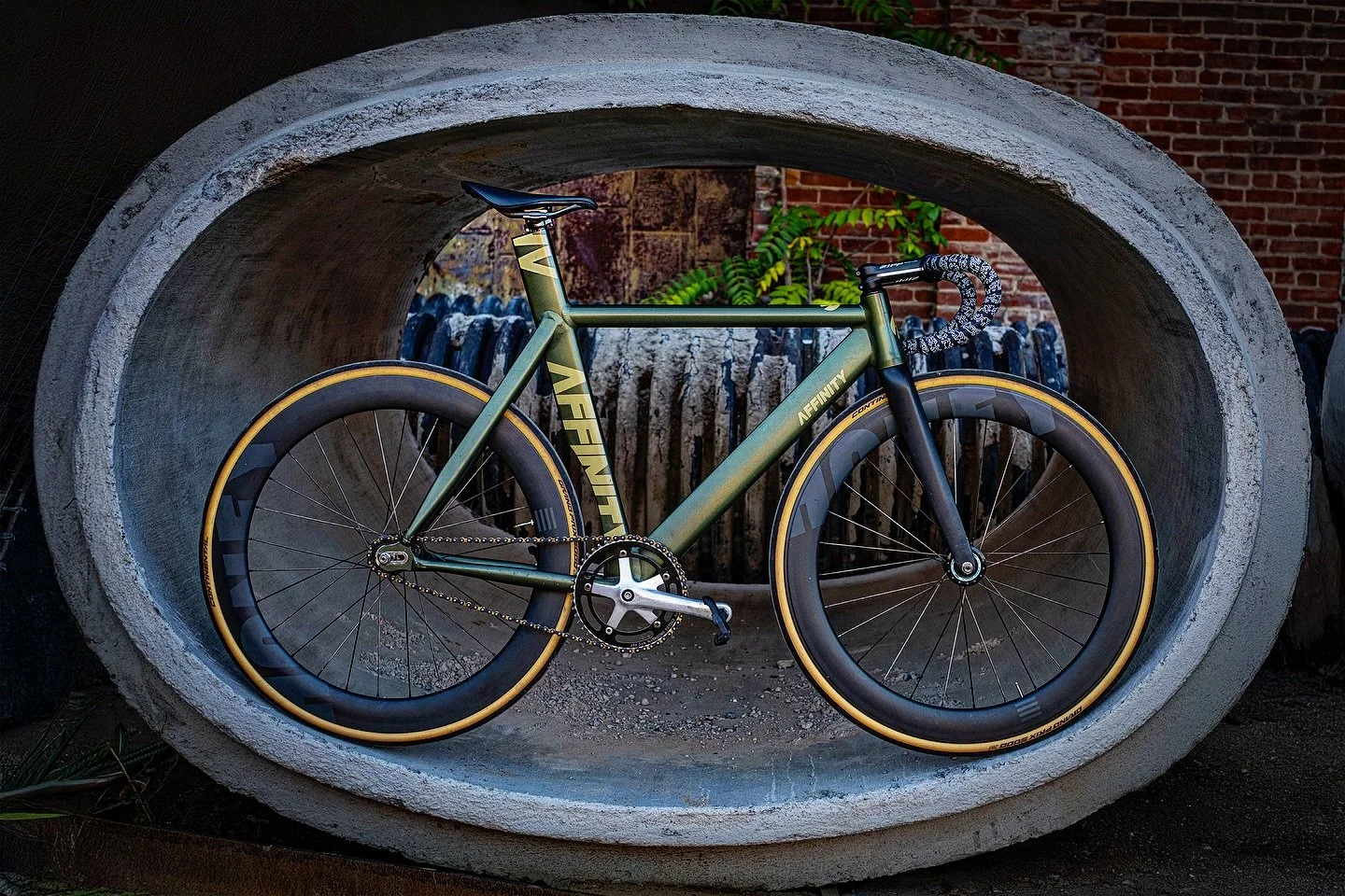 @langola @honeywheel.co @tuned.by #kissena #aero #track #bike #whatsyouraffinity

#racebike
#trackbike
#bikerlife 
#fixie
#affinitycycles
#beautiful
#custom
#built