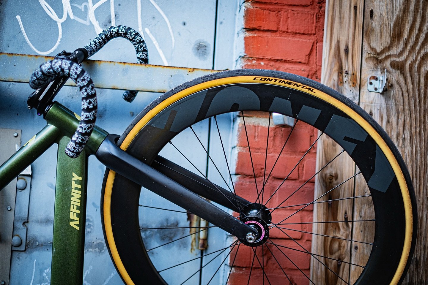 Hang on a sec. 

#bikelife #affinitycycles @langola @honeywheel.co @tuned.by #wherebrooklynat #bkallday #trackbike #whatsyouraffinity #friyay