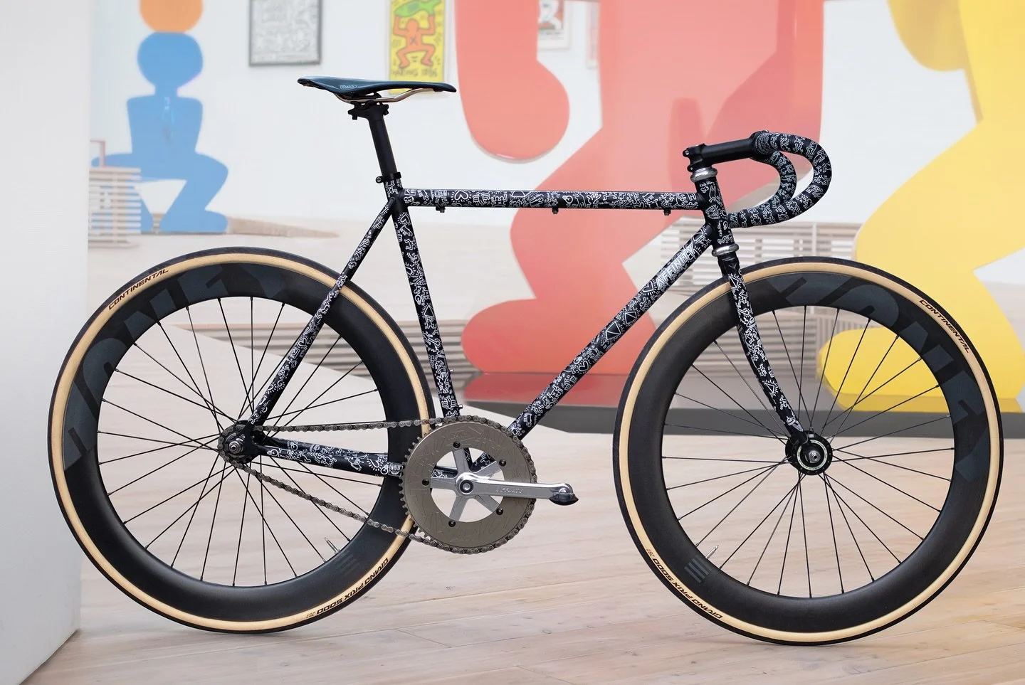 The Affinity x Keith Haring single speed/track frame set and accessories is a collection inspired by famed pop artist Keith Haring. 

Art in motion!

Ride and collect this very special project, shop our website and also support your favorite bike sho
