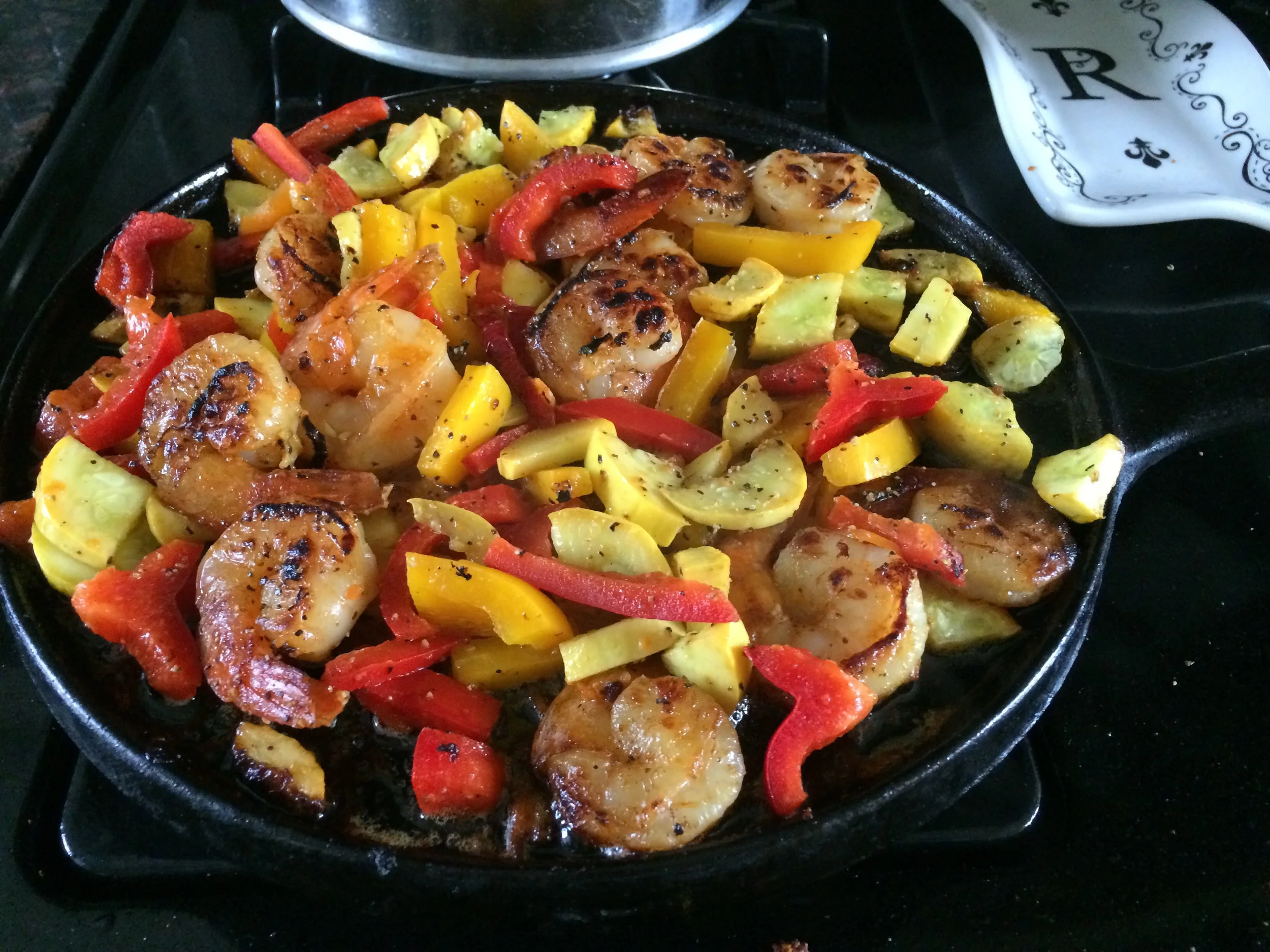 Ingredients: 1 cup of Quinoa 1/2lb of shrimp (or chicken) 1/2 Red & Yellow Pepper 1 yellow squash 1 tablespoon Sunflower seeds 2 handfuls of Argula Dressing: 1 lime (squeezed) mixed with balsamic vinegartte 
