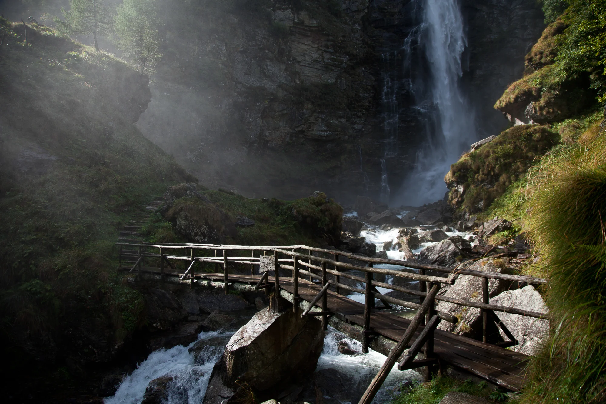 Wooden bridge in the Redorta Valley (photo Marco Bufano, Argentina)