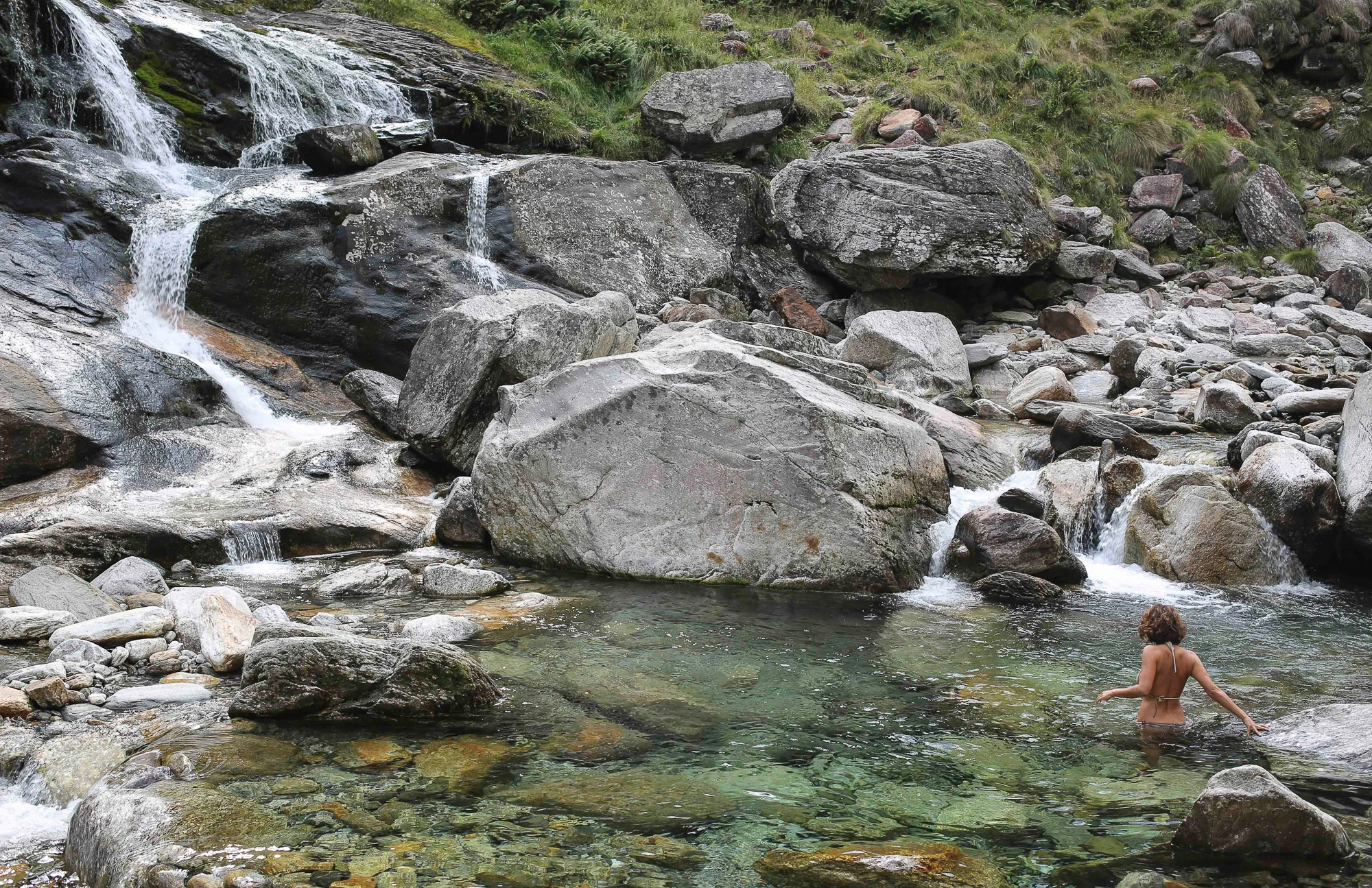 bath in the Verzasca river (photo Yann Gross, Switzerland)