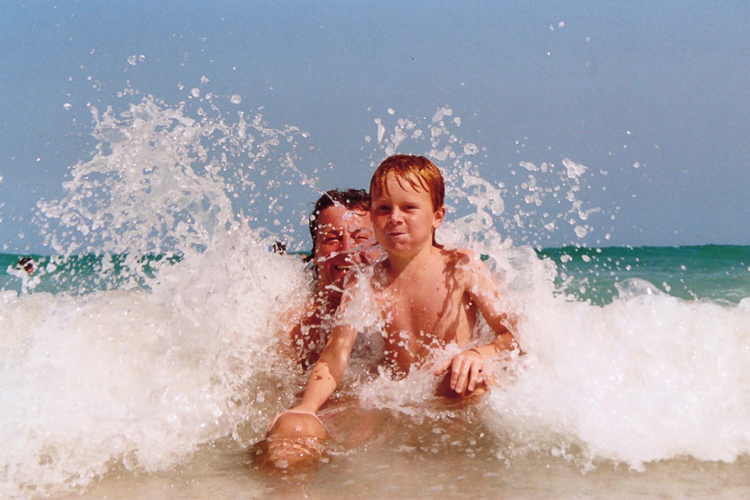  Wave splashing people in sea 