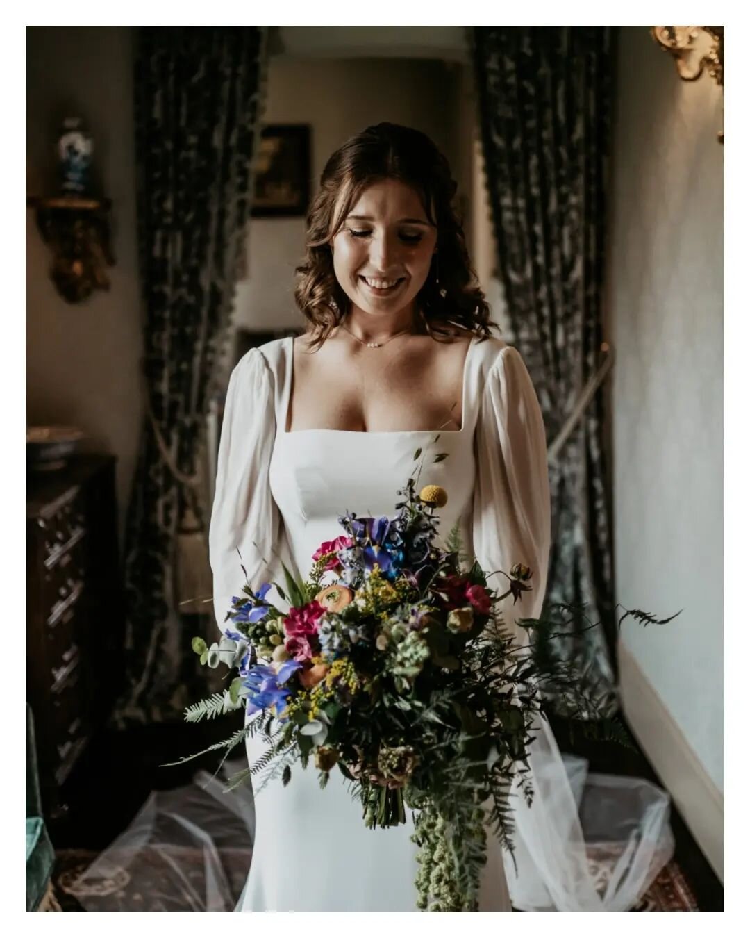 Jess' gorgeous prep in all that perfect light at the breathtaking @cheniesmanorweddingsandevents