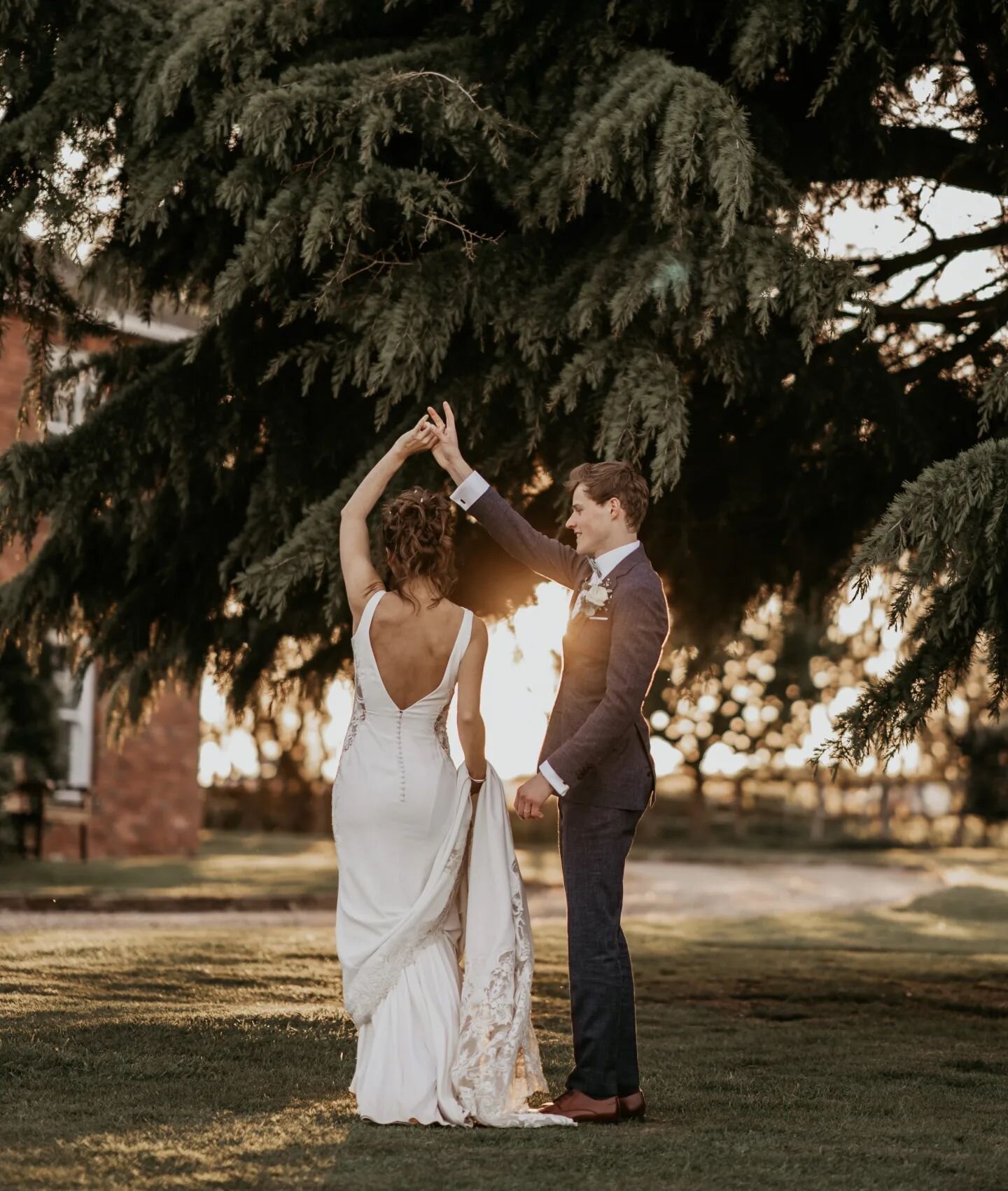 Oh golden hour evening shoots are just the best - Claire and Jochem bringing all the summer sunset vibes at the ever beautiful @swancar_farm_country_house