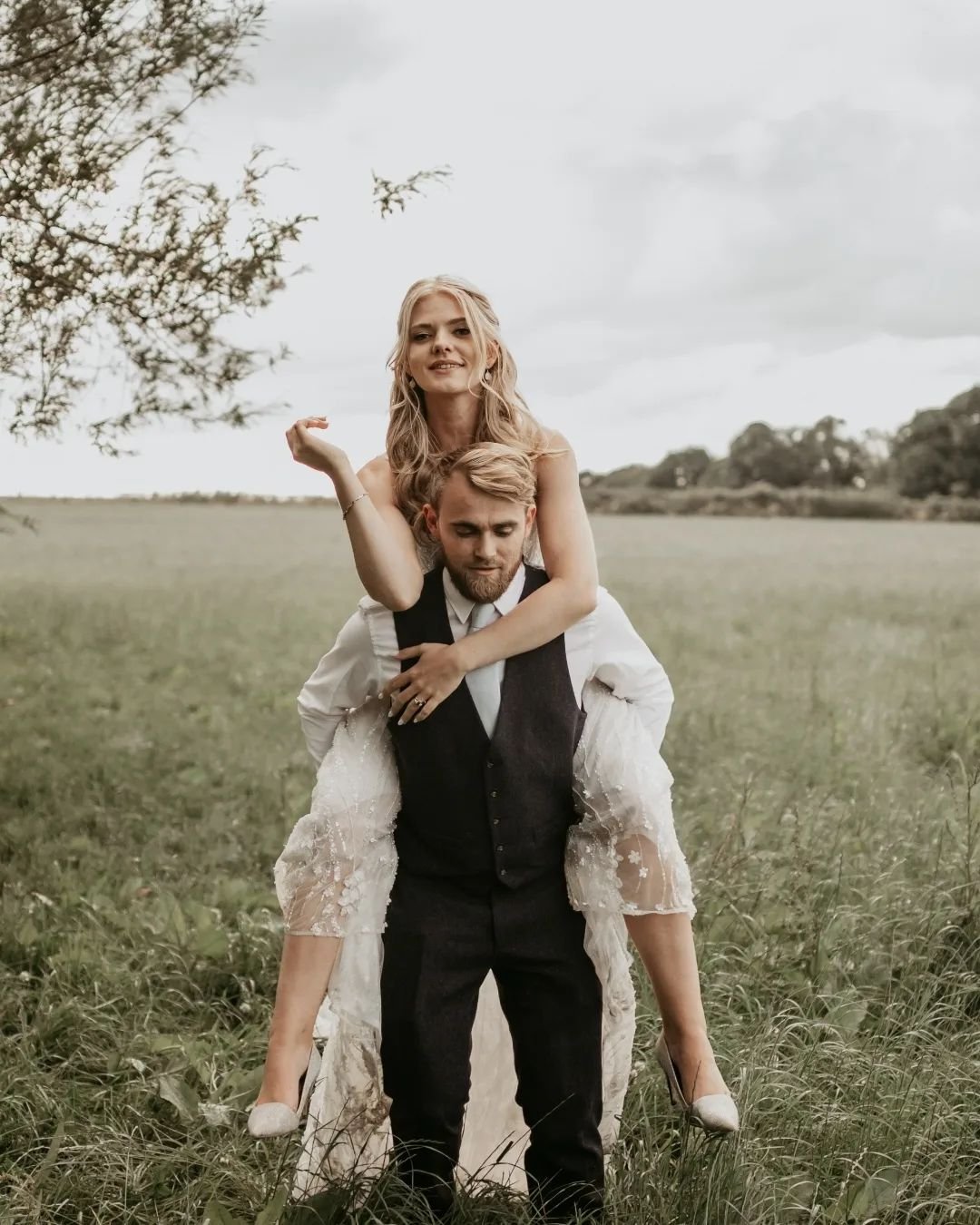 Where do I begin with yesterday! Absolute summer Swancar perfection for Becky &amp; Frazer 

Video @ravenandwolf_films 
Content creator @btsbridal_ 
Hair &amp; Make Up @amazingrace________
Flowers @emzflowerboutique