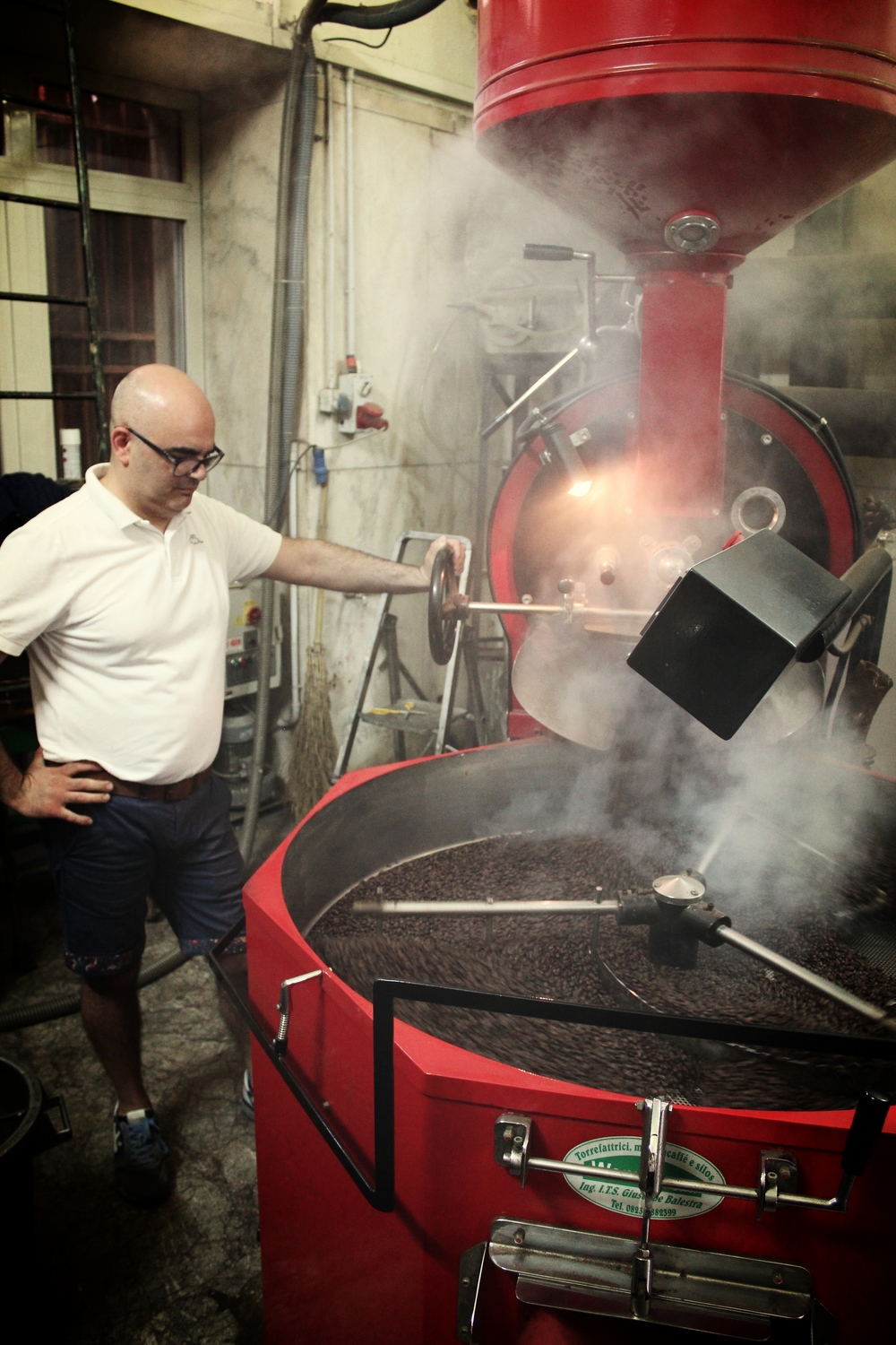 Releasing the beans into the cooling tray