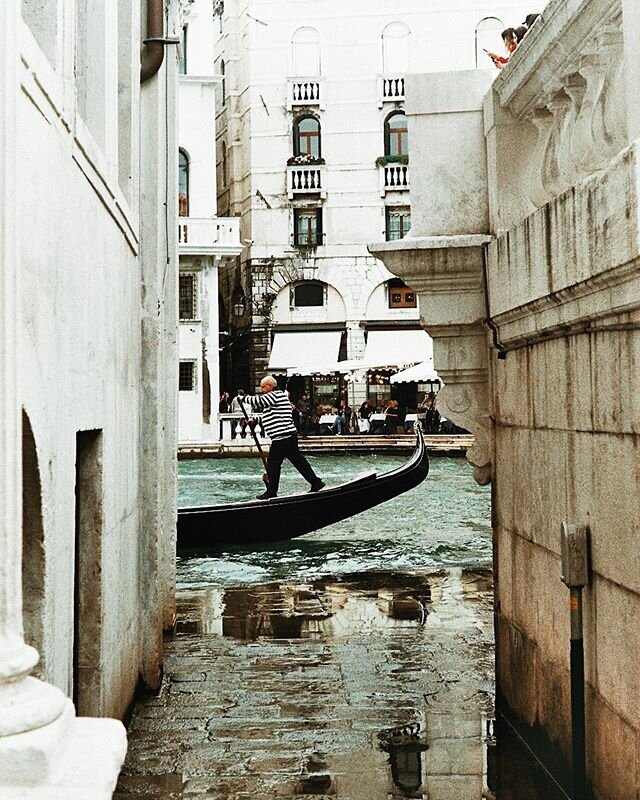 Can&rsquo;t imagine what Venice looks like without the famous gondoliers filling the canals. Venezia, Italia. 
_
.
.
.
.
.
.
.
.
.
.
.
.
.
.
.
_
#burano #buranoisland #venezia #venice #veneziadavivere #whatitalyis #browsingitaly #volgoitalia #italyse