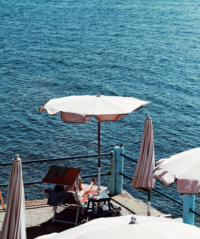 Summertime blues. Santa Marinella, Italia. 
_
.
.
..
.
.
.
.
.
.
.
_

#santamarinella #santamarinellabeach #mare #italia #whatitalyis #browsingitaly #passionpassport #yolojournal #mytinyatlas #lazio #traveldeeper #slimaarons #fujifilm #fujifilmxt2 #f