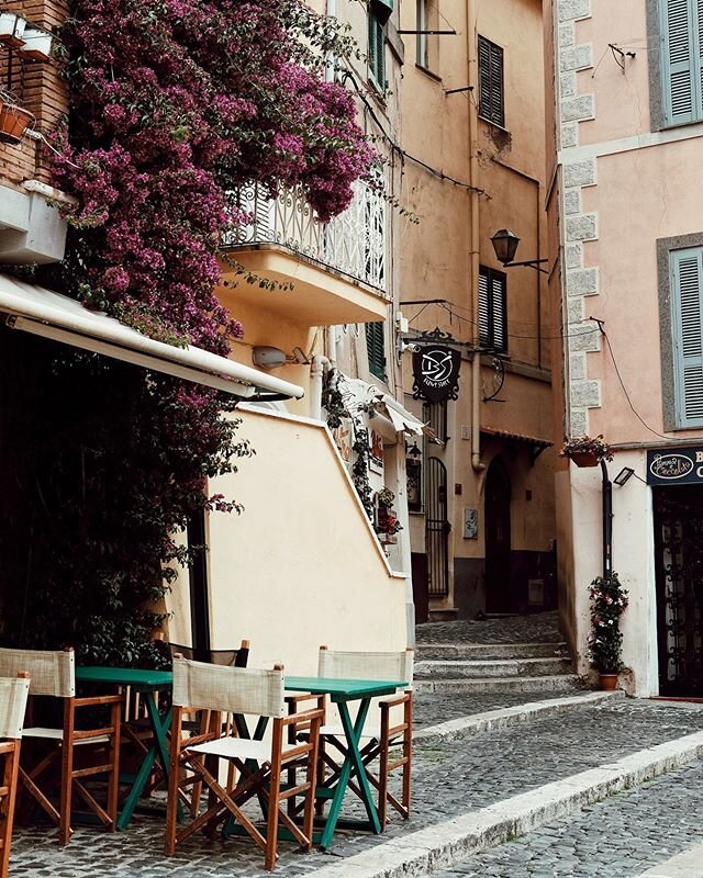 Colorful cafes of Nettuno, Italia. 
_ .
.
.
.
.
_
#nettuno #nettunobeach #lazio #whatitalyis #browsingitaly #mytinyatlas #suitcasetravels #suitcasemag #dispatchfrom #italianlandscapes #dolcevita #ildolcefarniente #iorestoacasa #heremag #travelgram #v