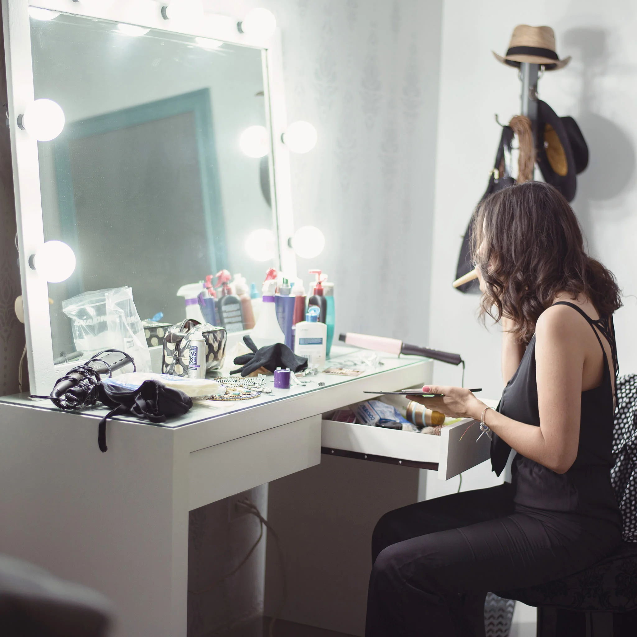  Fa, probando todo lo que había en los cajones de maquillaje :P