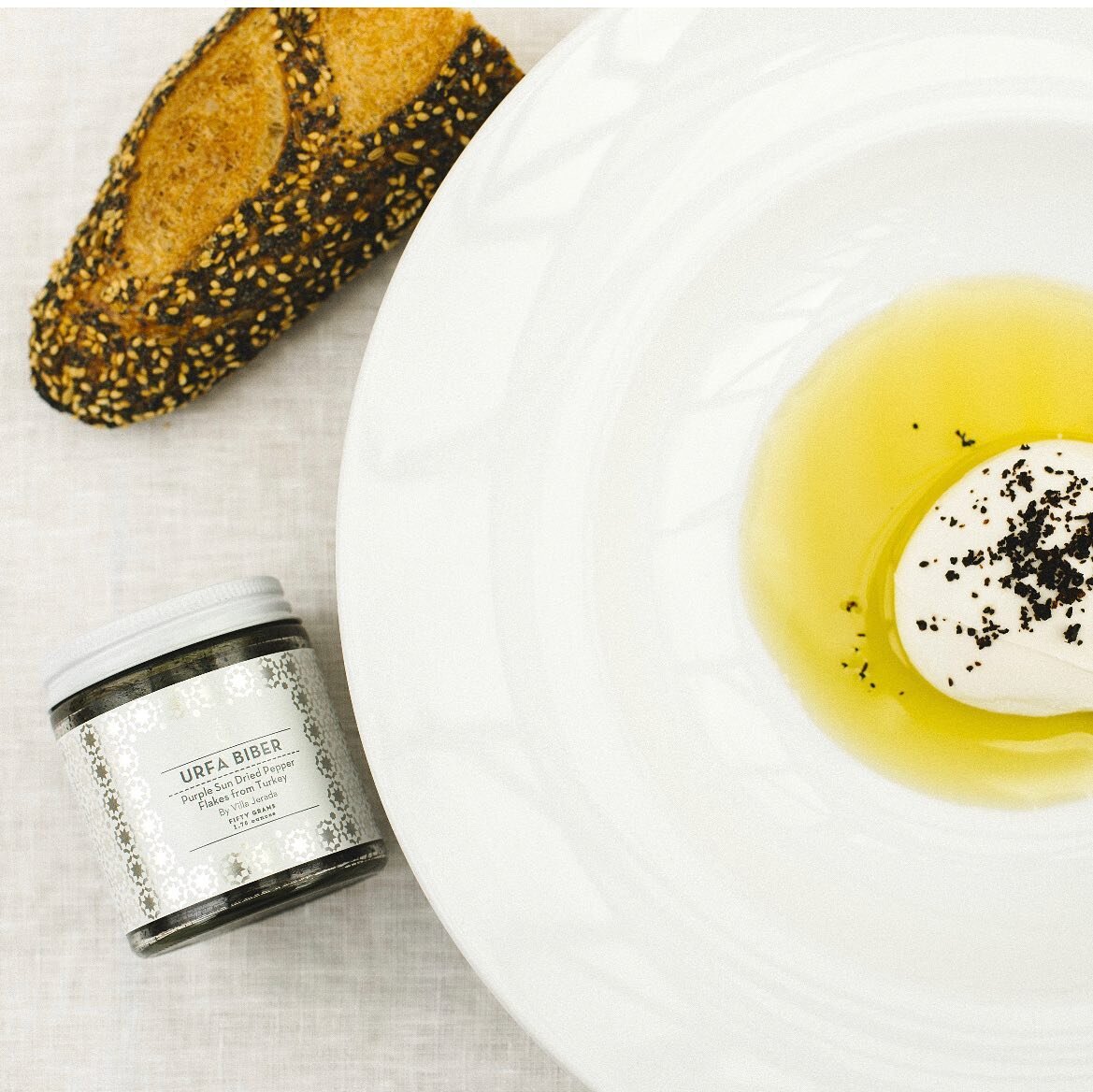 Favorite lunch/snack.
Burrata, urfa Biber, sweet and fruity Moroccan olive oil all mopped with a crunchy seeded baguette.
.
.
.
.
.
.
.
#villaeats #baguette #evoo #oliveoil #burrata #mozzarella #slowfood #eatwell