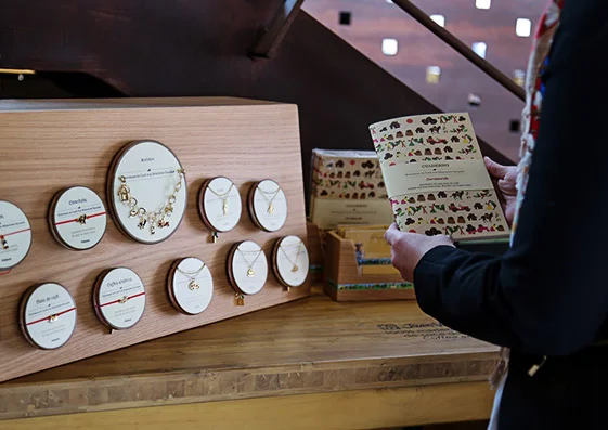 MERCEDES SALAZAR: HISTORIAS DE CAFÉ Dirección de arte, copy, diseño de display para las tiendas de Juan Valdez y diseño de piezas promocionales, etiquetas, habladores y packaging para la alianza de la marca Mercedes Salazar con la Federación Nacional de Cafeteros de Colombia.