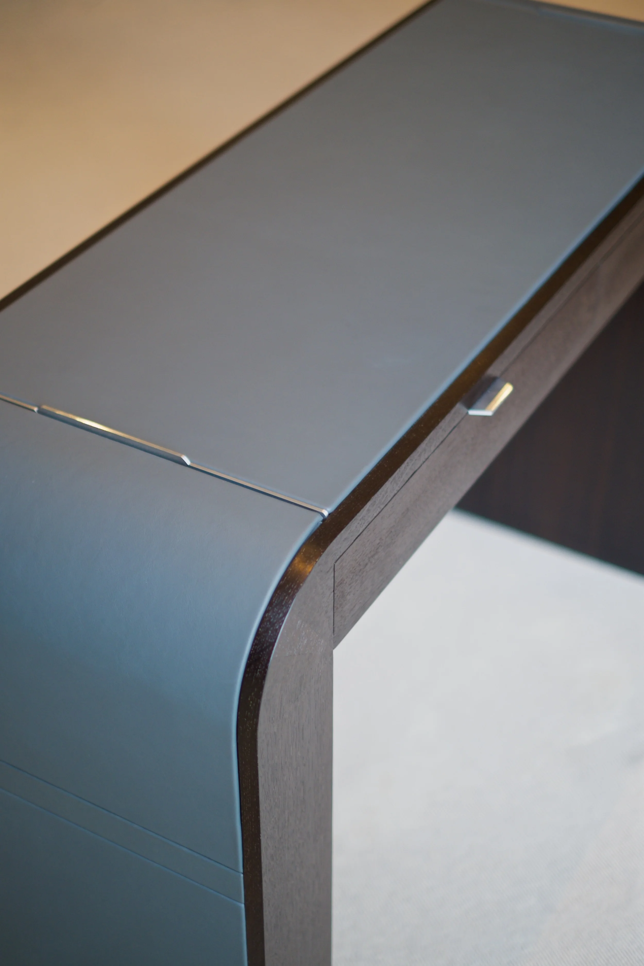 Le bureau de l'agent - close up of the left hand side of the desk