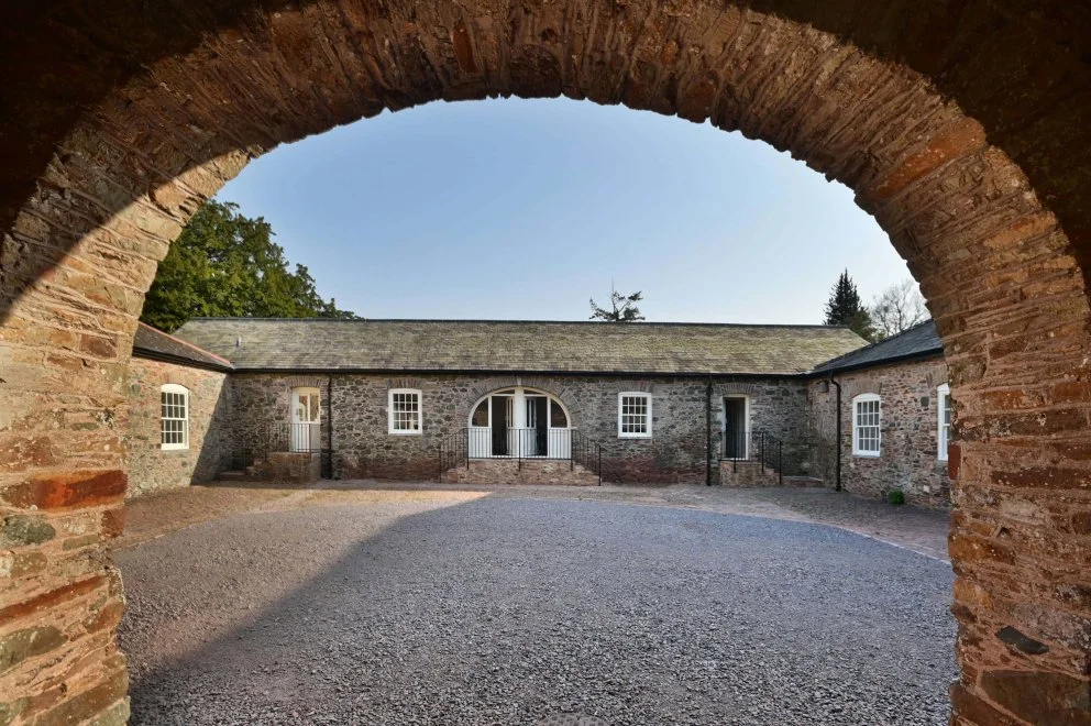 the_entrance_to_the_coach_house_02-image(992x660-crop-autorotate).jpg