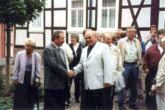 Heuthen September 2001 - Bürgermeister Michael Kühn heißt Niederelberter Ortsbürgermeister Willi Müller und Ortsgemeinderatsmitglieder sowie Vereinsvorsitzende herzlich willkommen