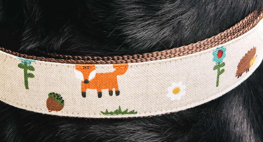 Das Dekor "Fuchs und Hase" in der Nahaufnahme.