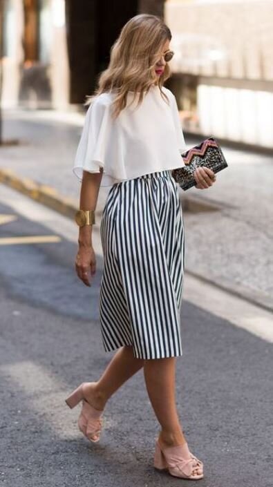 25 Of The Chicest White T-Shirt Outfits We've Ever Seen - LLEGANCE.jpg