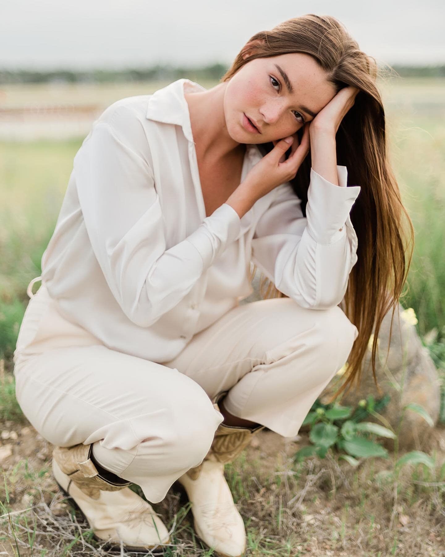 Swipe for some big kicks 🦵🏼 @_cheyenne.buhler_ @straymgmt @betteroffduds #yyc #yycphotographer #calgary #familyphotographer #yycvintage #calgarylife #calgaryfamilyphotographer #yycfamilyphotographer #calgaryphotography #calgaryphotographer #calgary