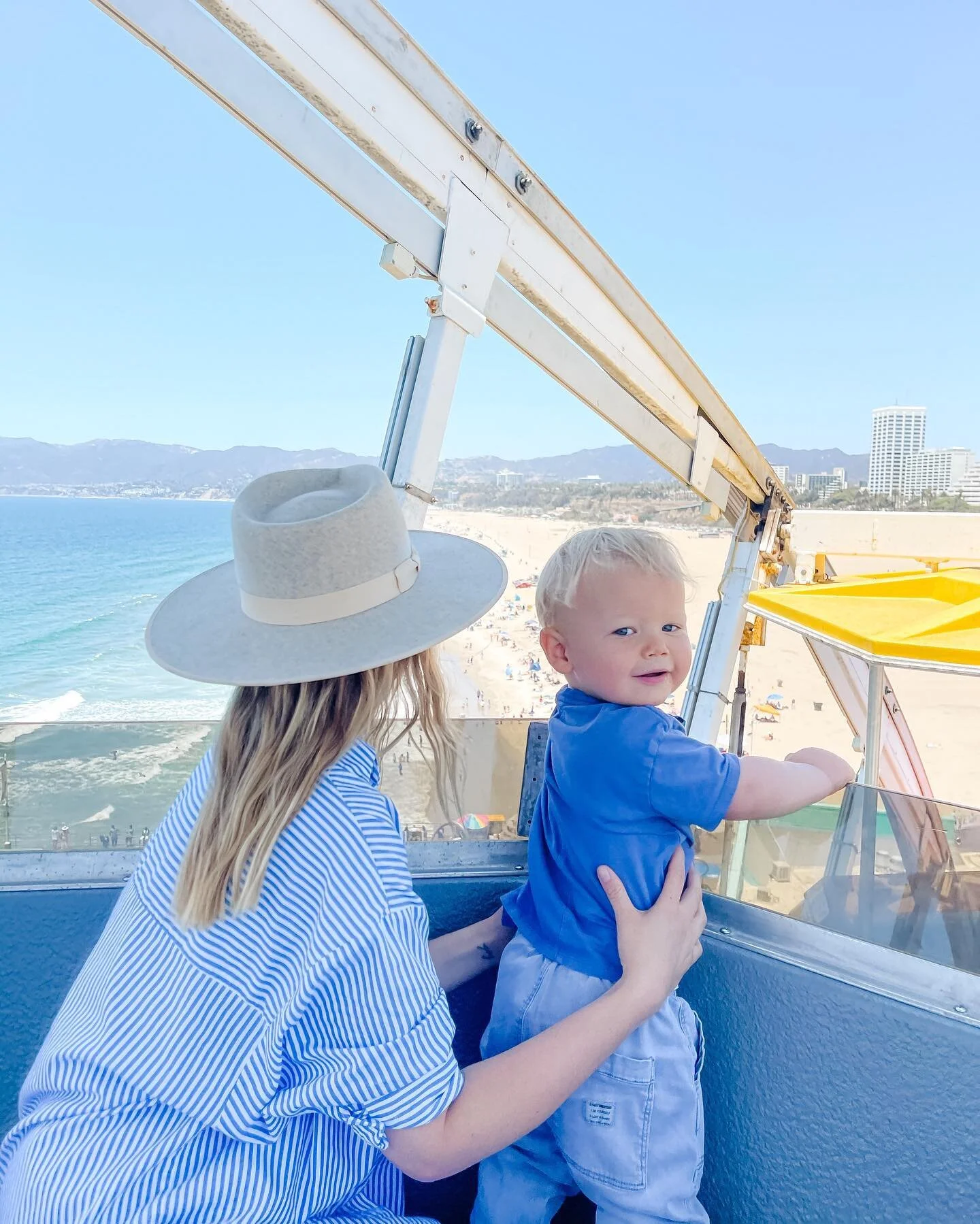 Baby&rsquo;s first Ferris wheel 🎡🥺 We&rsquo;re staycationing in @seesantamonica this week and already having a BLAST. 

We&rsquo;ve visited this area often (it&rsquo;s an easy drive from where we live), but this is the first time we&rsquo;ve stayed