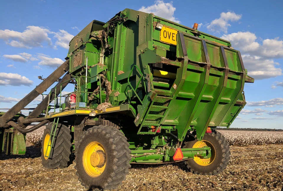 John Deere Round Baler with 4m axles