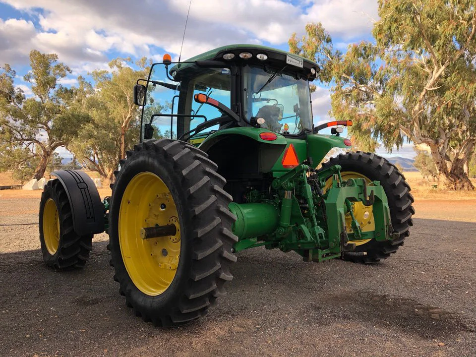 John Deere 8310r on 4m 
