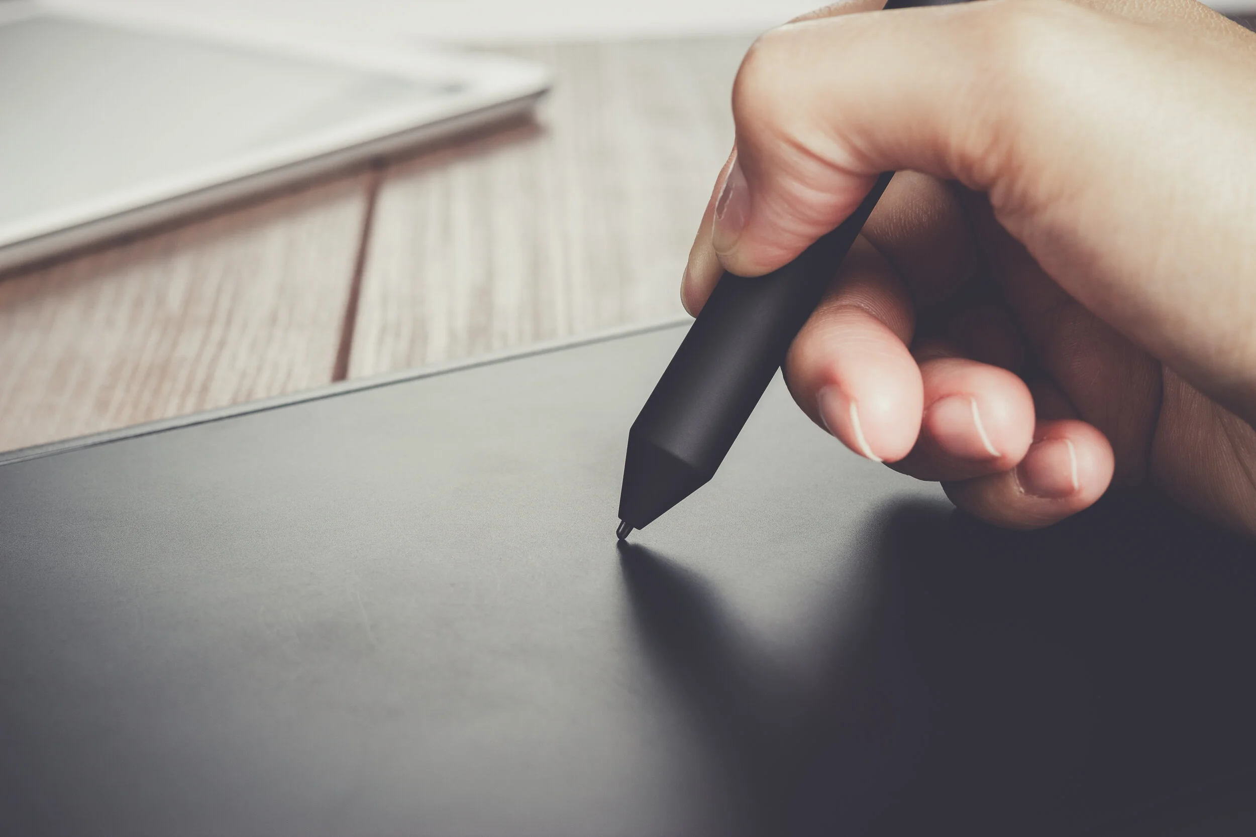 hand-of-the-designer-with-pen-on-tablet-P3ZYVAG.jpg