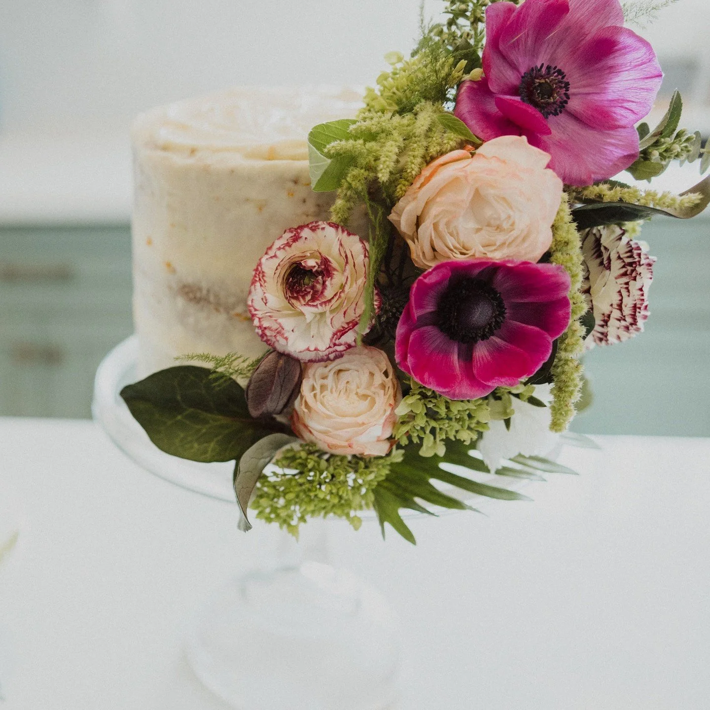 cake! i love doing cake flowers. cake is the best part of the party, right? 
#laflorist #weddingflowers #cakeflowers #floraldesign