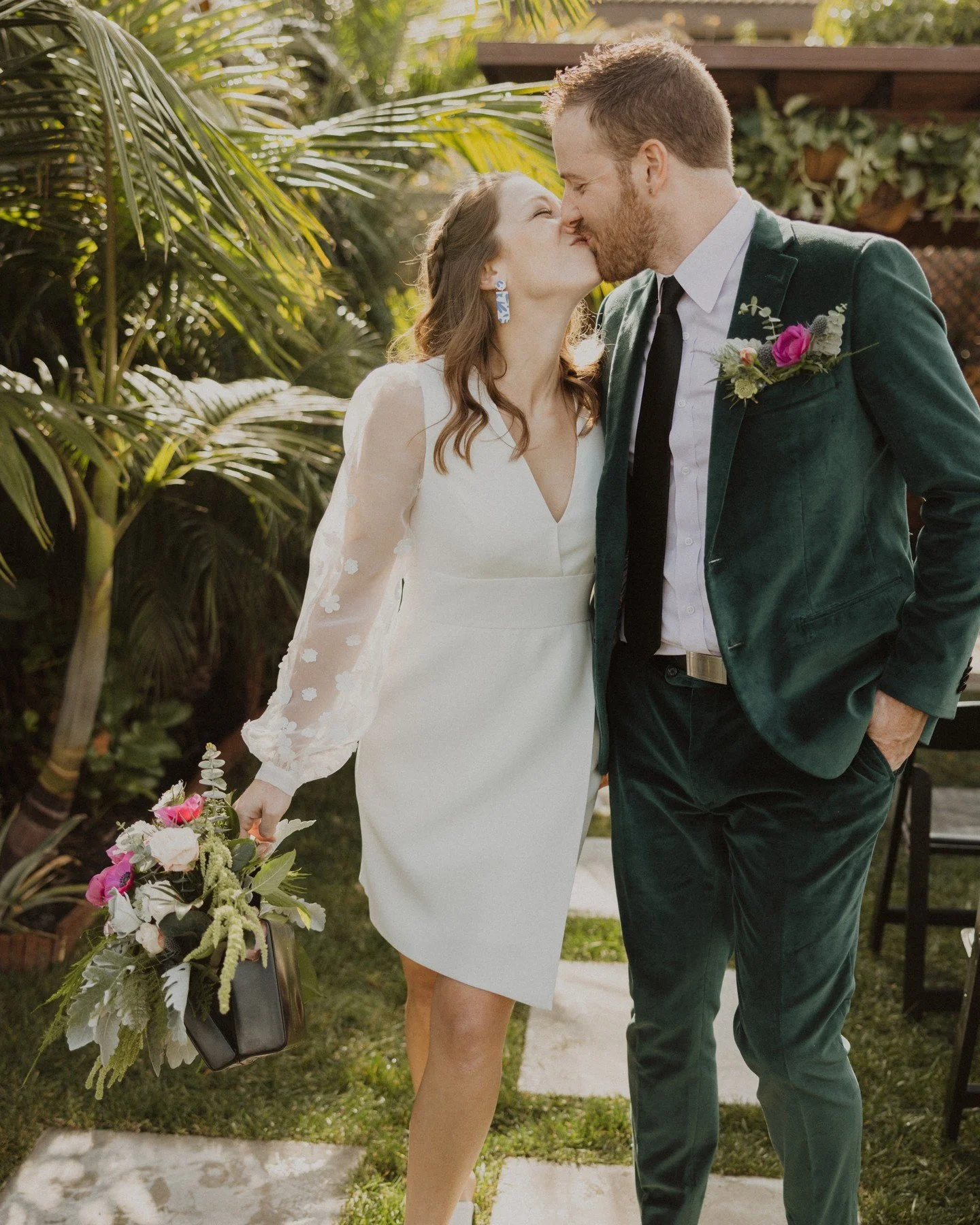 this was an extra special [wedding] project. i used one of my grandma's handbags as my bridal bouquet, with inspo from the flower hoop trend. so fun, i love how it turned out! 
📸 @jorgemaciasphoto 

#laflorist #lawedding #floraldesign #weddingflower