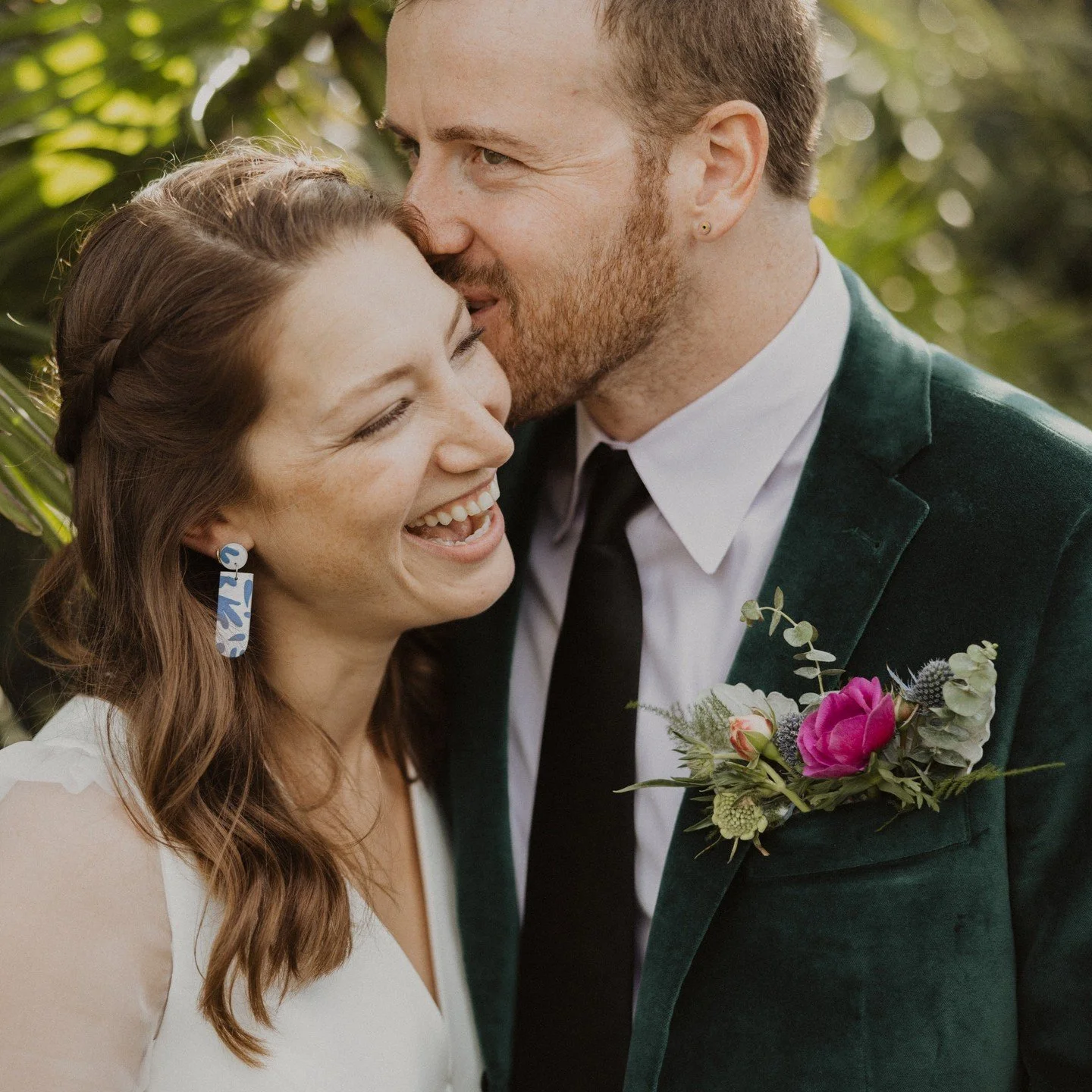 as a florist, designing your own wedding flowers seems like the obvious choice, and yet maybe the last thing you want to be doing on your wedding day. i loved every minute of it 🥰 i wish they could've lasted forever! 
📸 @jorgemaciasphoto 
.
.
.
#w