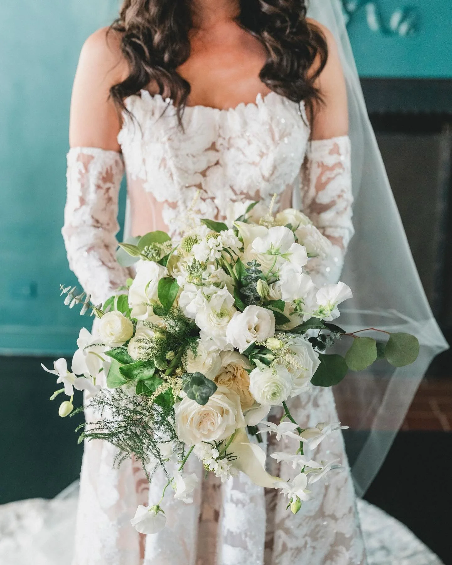 reminiscing on this whirlwind wedding in january. wildfires meant a last min venue change but LOOK AT THIS. so gorg. @karlykinz queen of the pivot.

Wedding Planner @jilliannicoleevents 
Venue @vibianaevents 
Photographer @johnandjoseph 
Videographer
