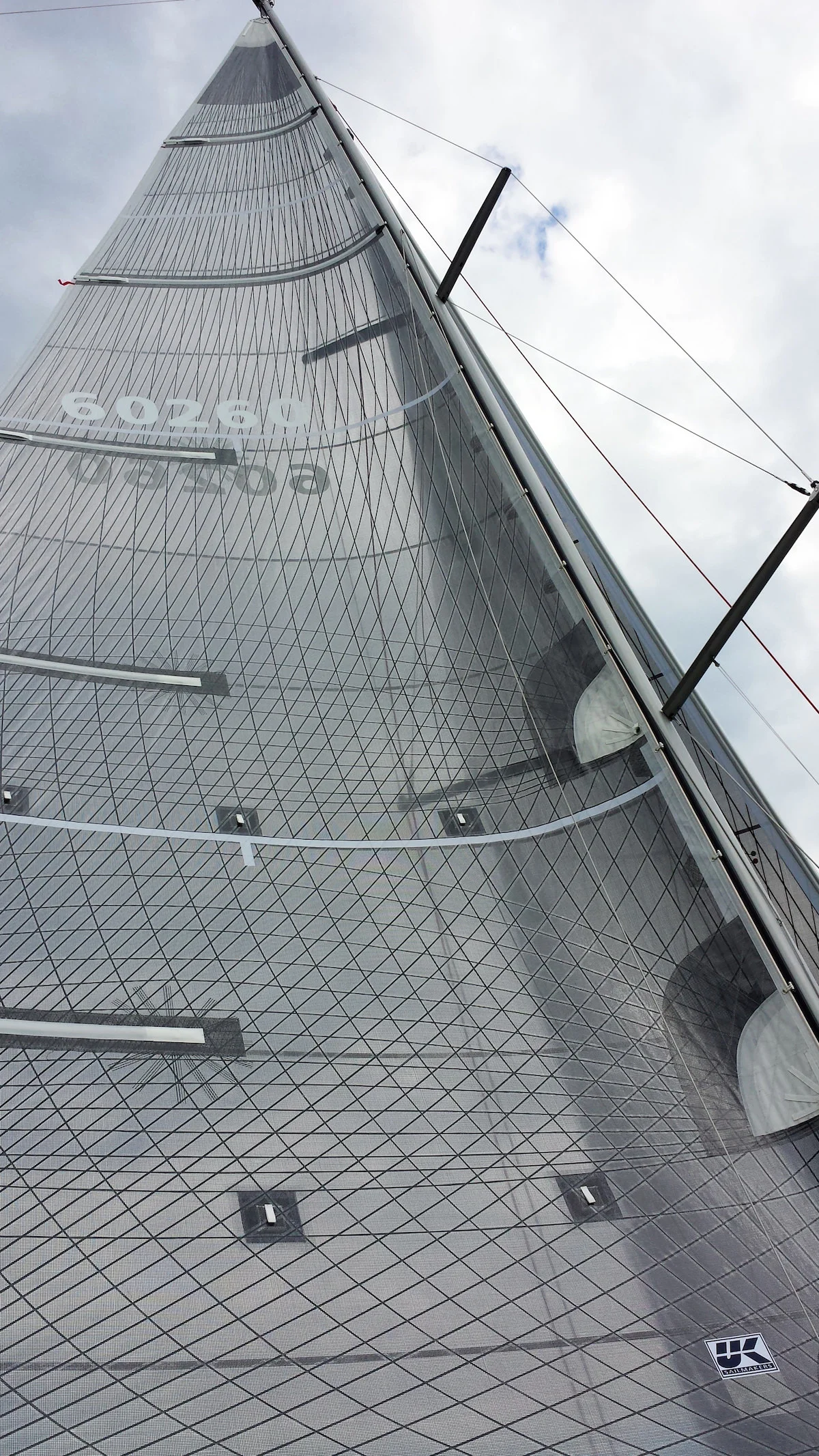 For lower aspect mainsails, UK Sailmakers offers the Powerhead with the top two battens full length to support the wider head section of the sail.