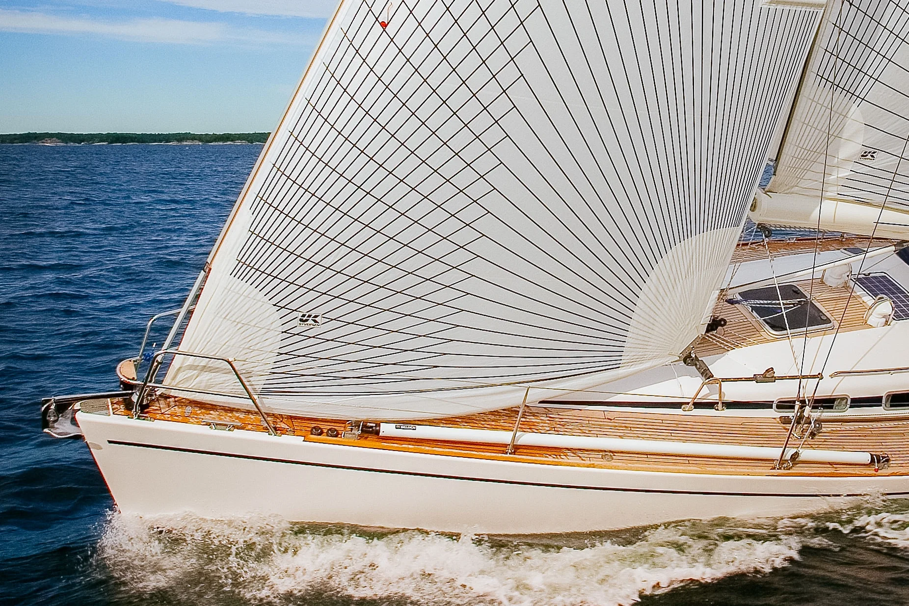 Tape-Drive Carbon/PolyesterDescription:For club racers, Tape-Drive carbon sails made with polyester laminates offer plenty of performance a significant savings.&nbsp; Boat size:&nbsp;20-45 feetConstruction:&nbsp;Cross-cut broad-seamed panels re…