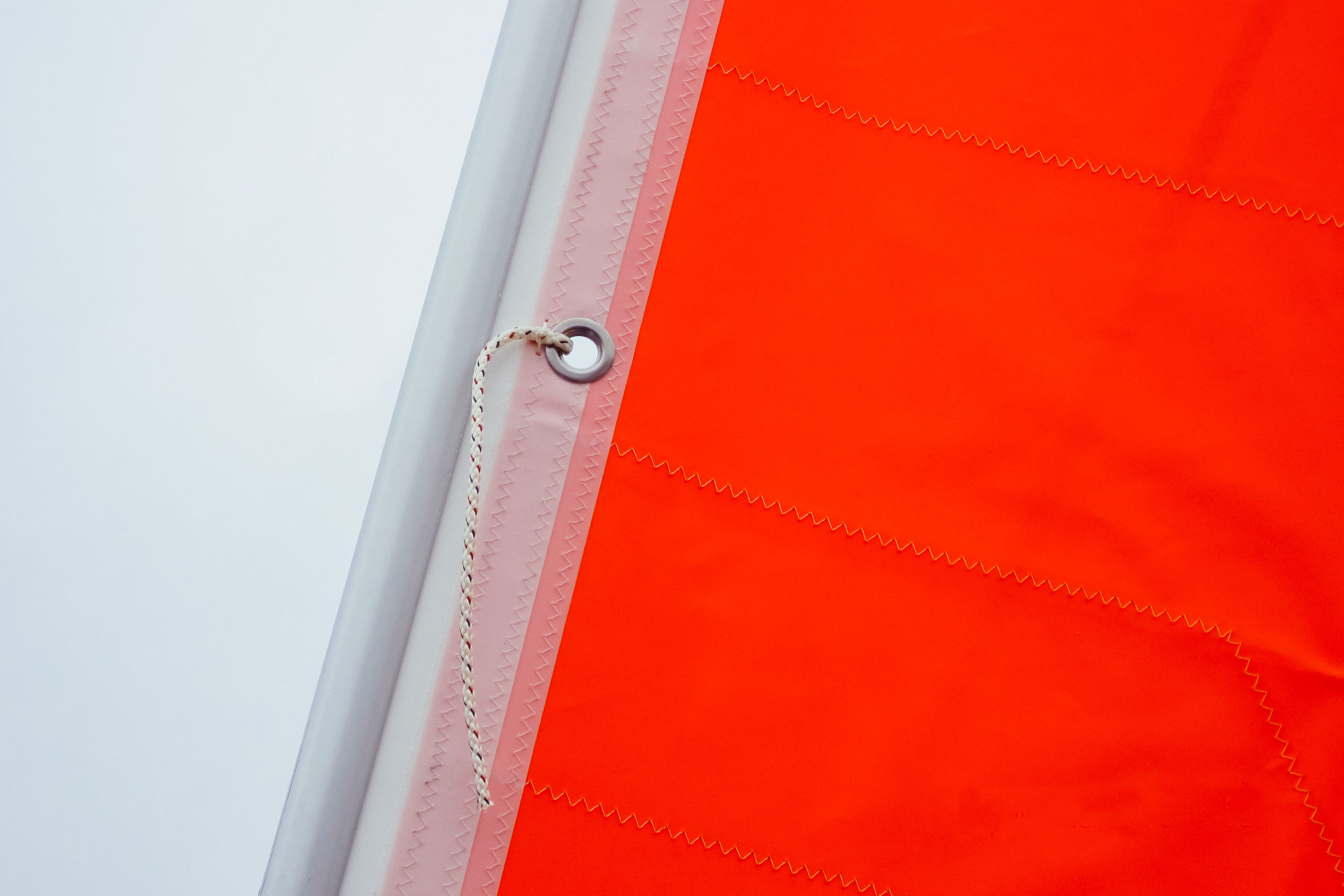 Die häufigste alternative Vorlieksbefestigung ist das Anbinden um das Vorstag. Die Bänder müssen fest mit dem Segel verbunden sein.