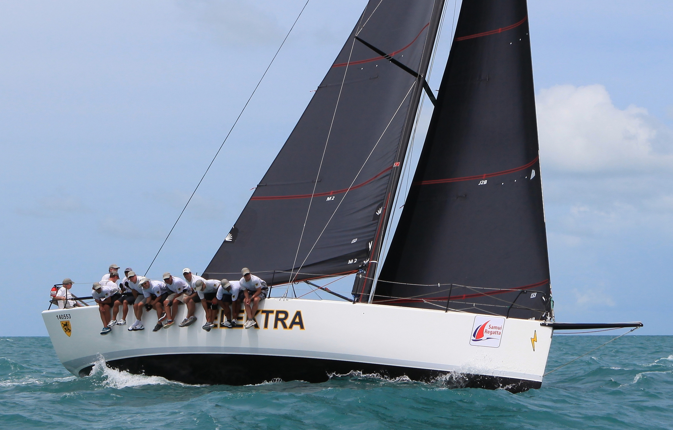 Die Sydney 43 ELEKTRA segelt mit Titanium Lite Skin® Großsegel und Fock gegen den Wind.