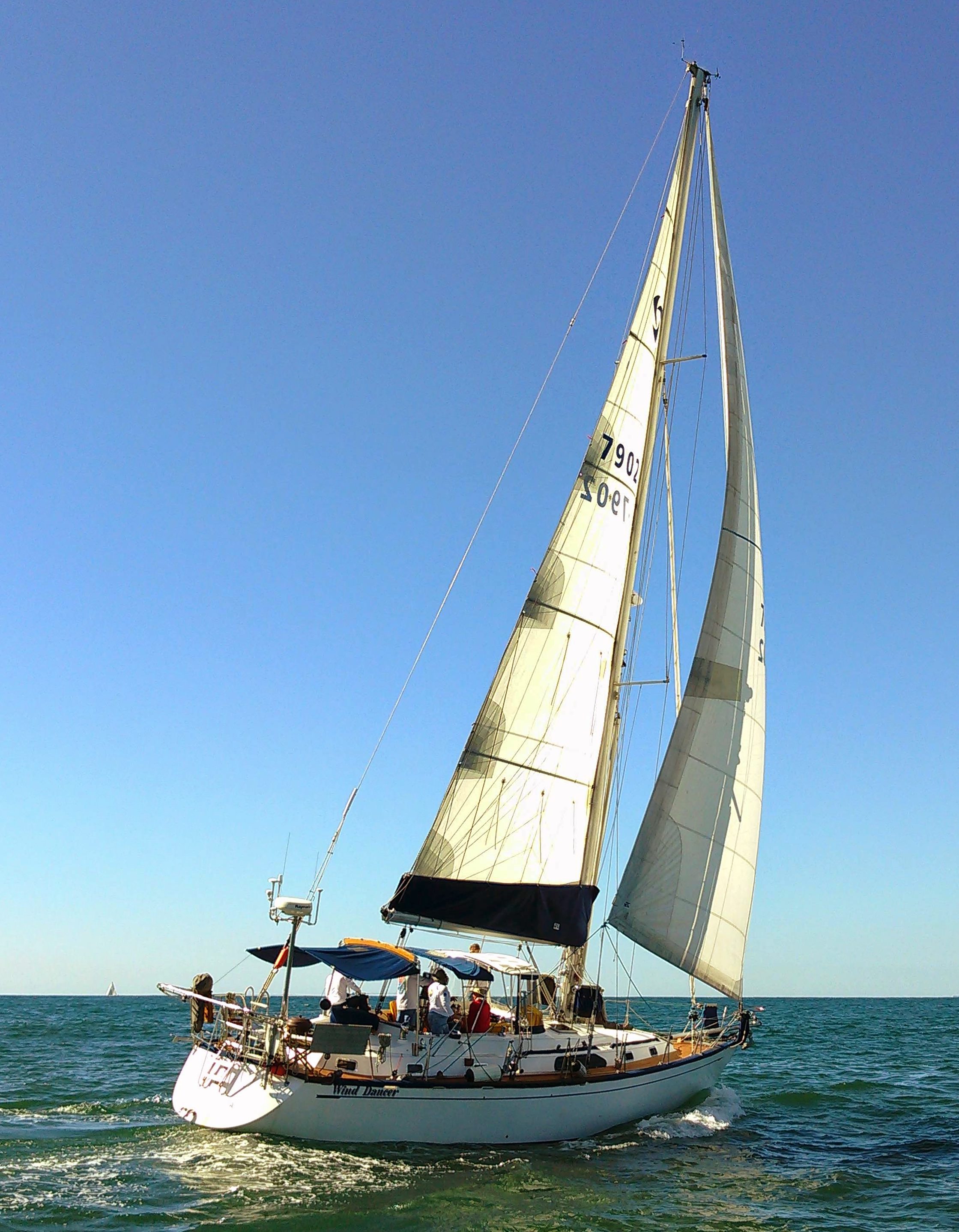 The Tayana 47 Wind Dancer sailed to Hawaii and back with her UK Sailmakers HydraNet Radial main and dacron genoa and staysail. Oliver recommended HyrdaNet for the main since it is the sail that is up 100% of the time the boat is sailing.